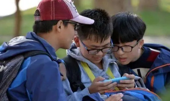 教育部要求确保手机禁入课堂,如何避免学生沉迷手机?