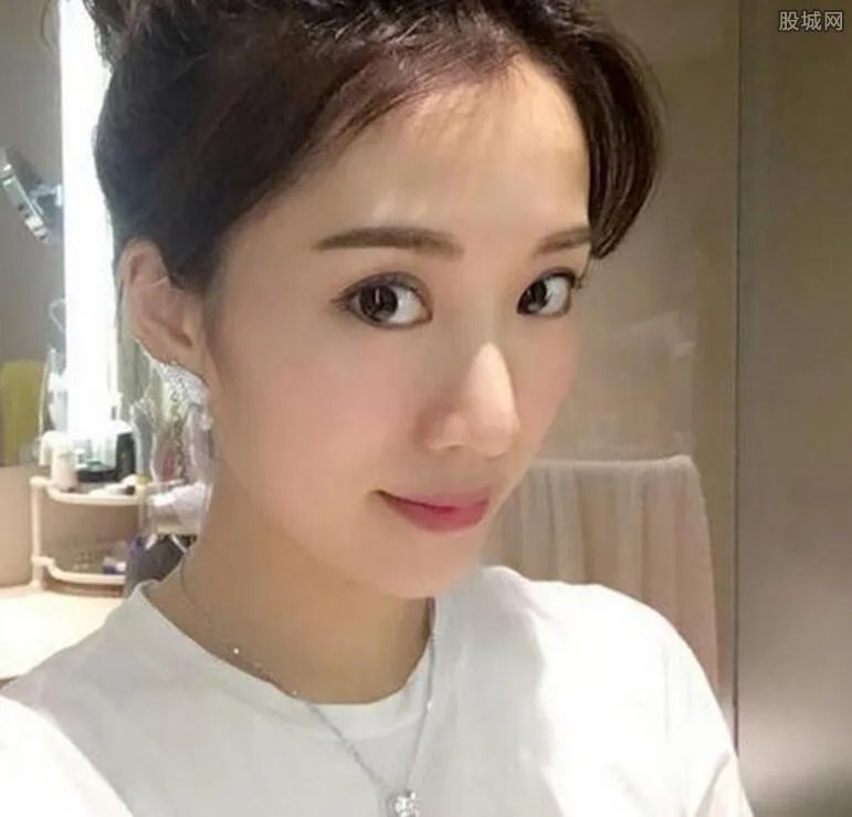 李念哥哥李思职业 明星家庭也难逃聚光灯