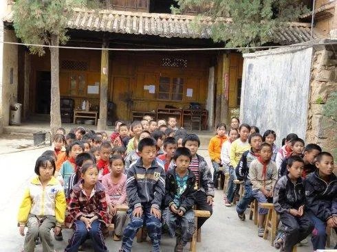 敬一丹18年后重访贵州山村小学,当年的孩子们现在过的如何?