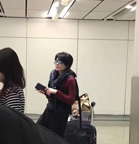王菲和谢霆锋在哪个机场热吻?