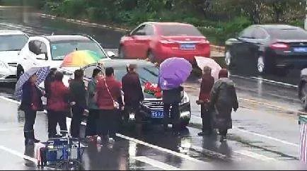 关于河南大爷大妈国庆组团拦婚车一事,你有何看法?
