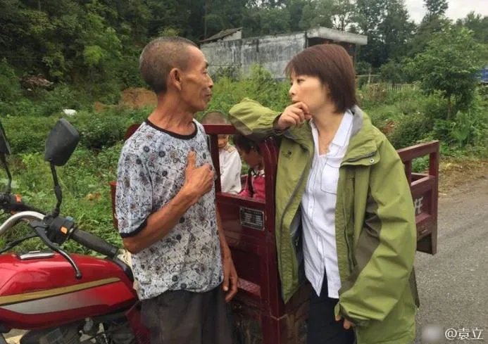 袁立装扮朴素下乡 偶遇农民故友侃侃而谈