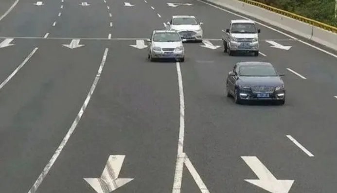 佛山已优化天量罚单高速岔口,这个路口此前为何开出大量罚单?