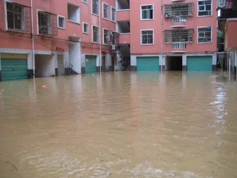 河南巩义洪水致7层住宅楼倒塌,现场是否有人员伤亡的情况?