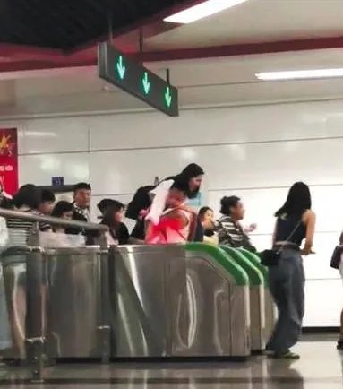 乘客集体跳闸“逃票”事情的真相是什么?