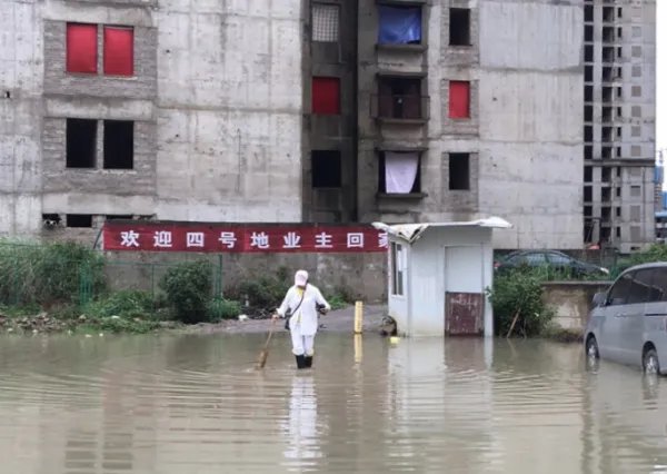 昆明业主住烂尾楼雨水洗脸,此楼盘为何陷入了烂尾?