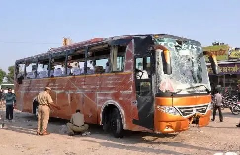 印度公交车与货车夜间相撞致17人遇难,事故发生的原因是什么?