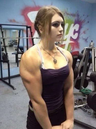 俄罗斯17岁女汉子走红 芭比脸型男身萌还是猛？