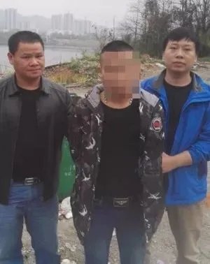 女子半夜惊醒发现床边站着两男人干什么的?