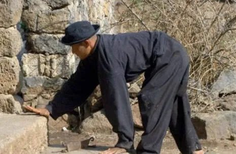 被诅咒家族成年只能四肢行走!(图)