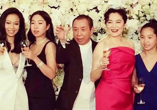 61岁林青霞荣升外婆 不老女神依旧迷人