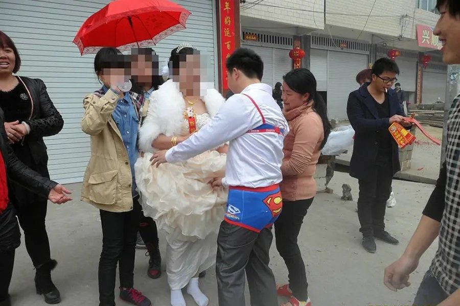女子遇婚闹摔昏迷， 还有哪些婚闹事件？