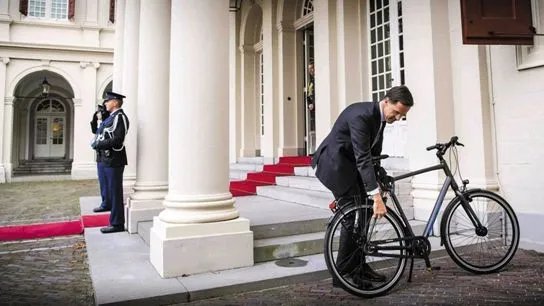 荷兰首相只身一人骑车前往王宫辞职,辞职的原因是什么?