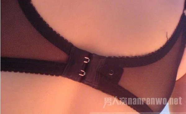 男人撕女人内衣摸奶:快速解罩的技巧一秒解开美女胸衣