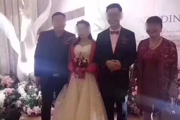 “公共强吻儿媳”声明:在表演,是睁眼说瞎话吗?