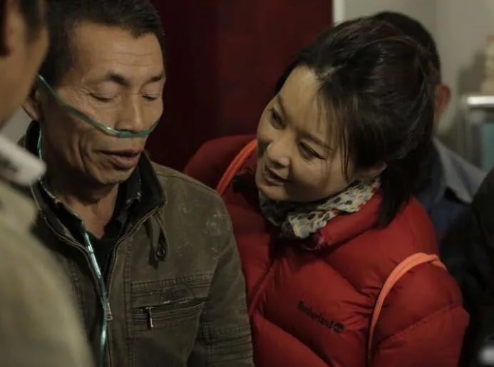 袁立装扮朴素下乡 偶遇农民故友侃侃而谈