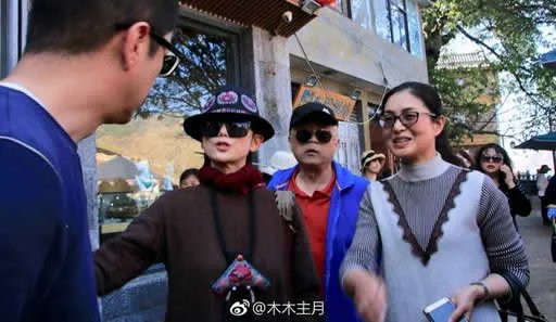 李亚鹏杨丽萍同框照片:偶遇一起开心畅聊(图)