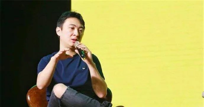王思聪和新欢逛街,女方清纯朴素是否能俘获王校长的芳心?
