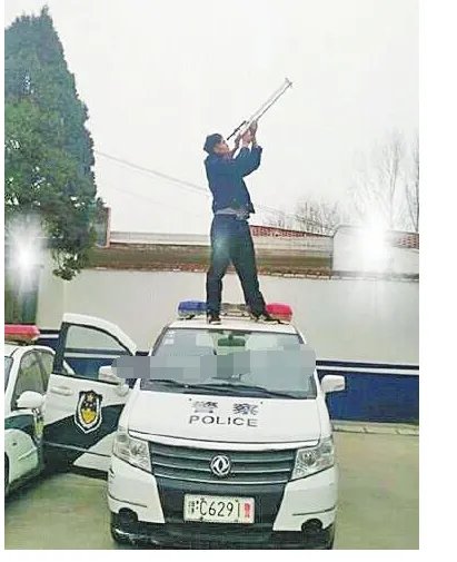 男子疑似持枪站警车顶玩自拍当地警方已介入调查是怎么回事?
