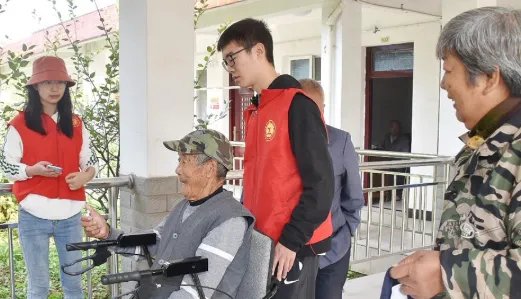 广陵学院学生发明老人起行无忧椅,他为何会有这个想法?