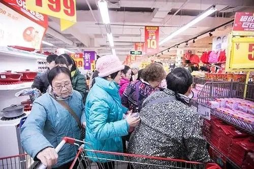 超市促销大妈爬上货架哄抢,超市经常会出现这种情况吗?