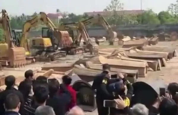 江西多地抢棺砸棺是为什么？