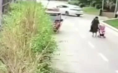 女生醉倒街头遭碾:一女学生倒在街上,被2辆车碾轧致死