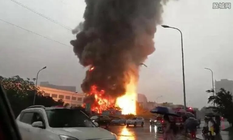 重庆物流公司爆炸 火光冲天浓烟滚滚损失惨重