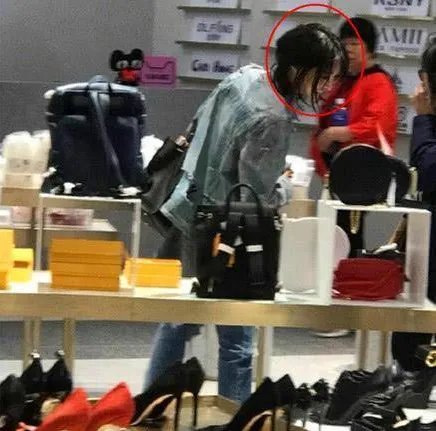 郑爽单独逛街扫货买了什么东西?