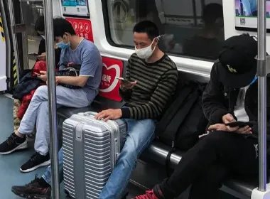 深圳地铁站有2名乘客摔地互殴,双方究竟是因何发生的争执?