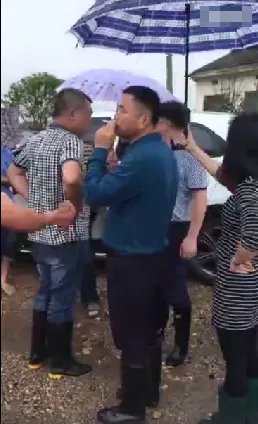 湖南救灾女干部撑伞嚼槟榔应不应该被处罚?