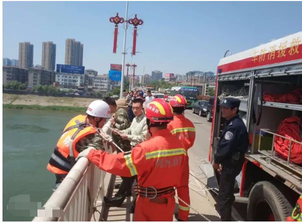 男子被困桥墩缝隙怎么获救的？