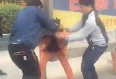 男子为何殴打女环卫工?