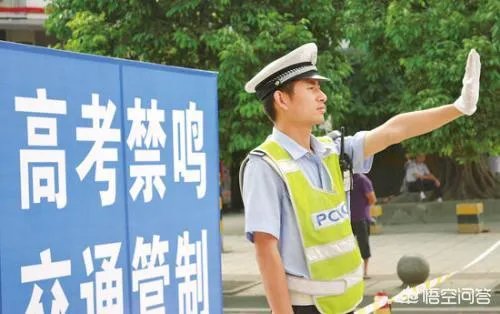 武汉双胞胎姐妹错拿对方准考证而又不在同一考场，交警帮助姐妹换证，对此你怎么看？