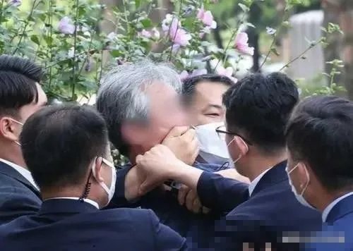 文在寅被扔鞋:为什么不是鸡蛋?