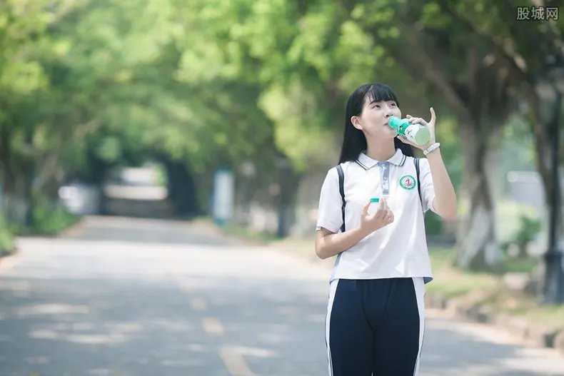 校服收费2300元 学生要买这么多校服吗?
