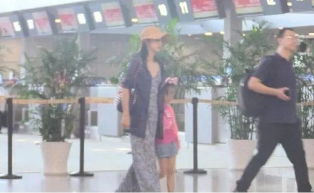 韩雪一家三口同框：想不到女儿都这么大了（图）