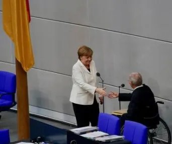 德国总理默克尔宣誓就职是迈向第几任期?