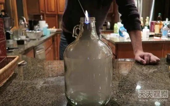 男子向烟瓶倒酒精 下一幕太神奇了