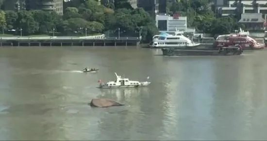 黄浦江上一船翻扣有人员伤亡吗?