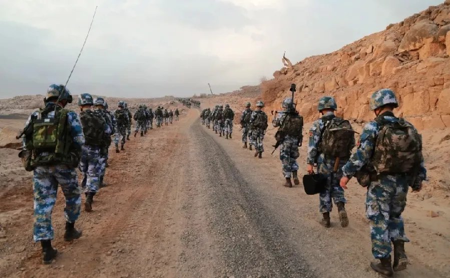 吉布提基地官兵外出全装训练场景是怎样的？
