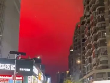 福州街头现漫天红光,这是如何形成的?