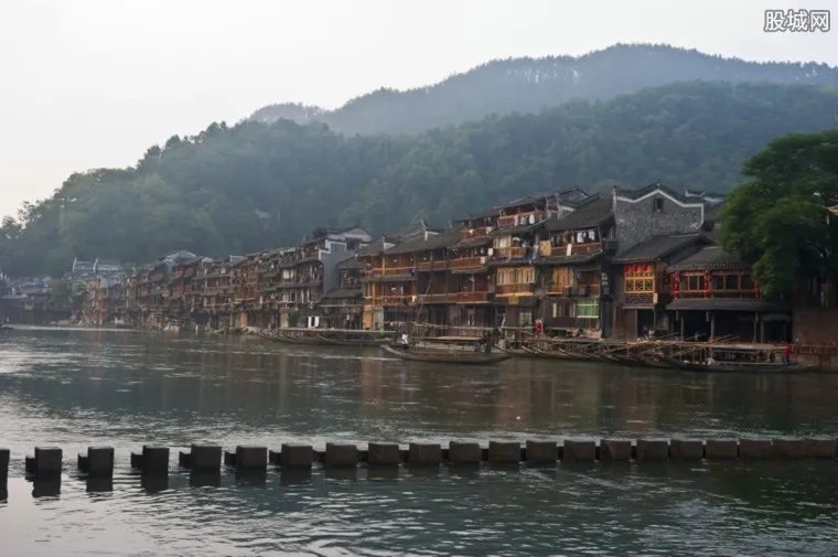 凤凰古城被曝收费 每人必须购买50元的景区门票?