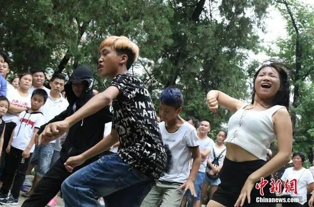 你们是怎么看现在热传的郑州网红一条街的?