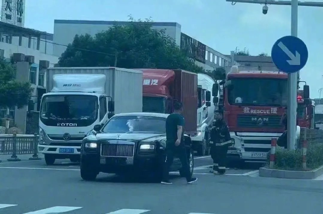 消防车追尾牌照5个8劳斯莱斯,此车辆受损情况如何?