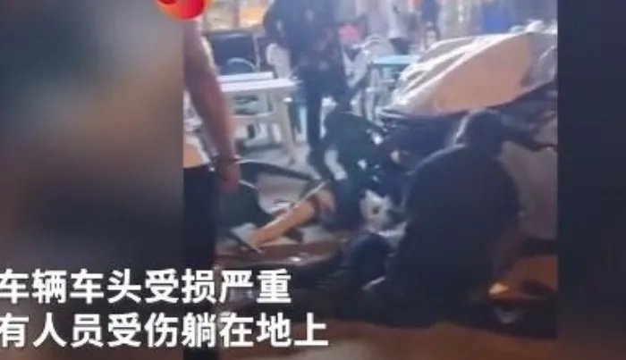 小车冲过夜市撞飞数人现场的具体情况如何？