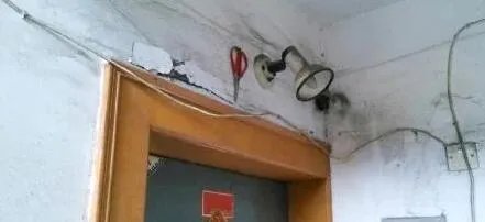 邻居争风水楼道斗法 你贴青龙我遣白虎