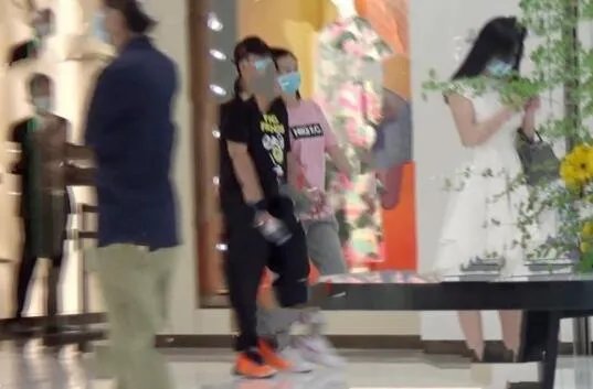 郑恺苗苗现身妇产医院 奉子成婚遭实锤?
