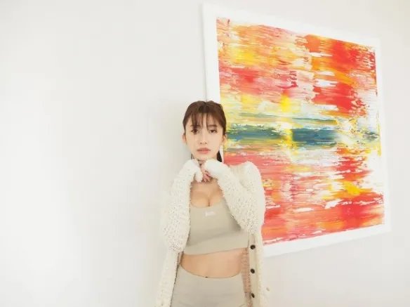 纤细腰枝却有惊人上围！日本人气美女小仓优香美图！