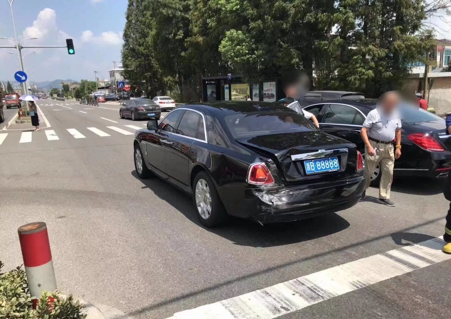 消防车追尾牌照5个8劳斯莱斯,此车辆受损情况如何?
